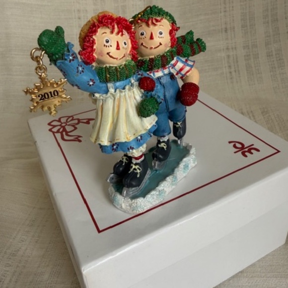 2010 Annual Raggedy Ann & Andy Ornament Winter Wonderland Skating - Picture 7 of 10